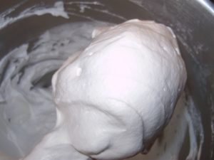 Взбивание белкового воздушного крема