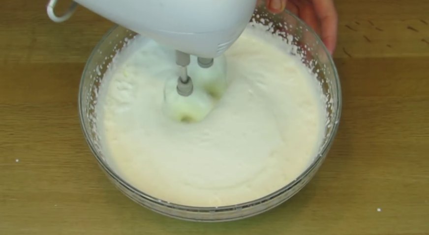 Торт дамский каприз: Холодные сливки взбиваем миксером до мягких пиков.