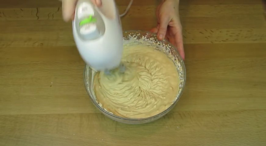 Торт дамский каприз: В несколько приёмов вводим во взбитые сливки варёное сгущённое молоко, и размешиваем до однородности.