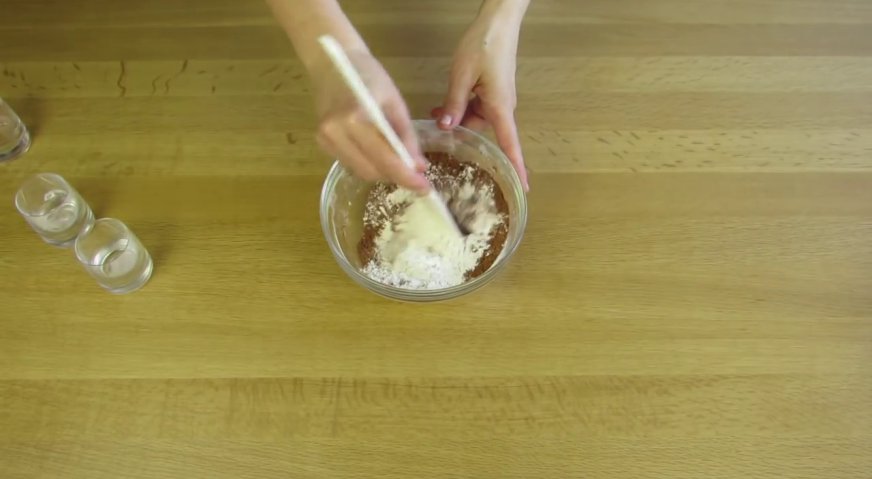 Торт дамский каприз: Для тёмных коржей помимо муки, какао и разрыхлителя добавляется какао-порошок.