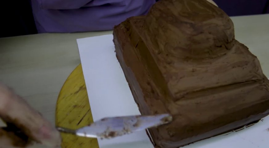 Торт танк: На втором этапе застывший ганаш необходимо максимально сгладить, после чего снова отправить торт в холодильник.