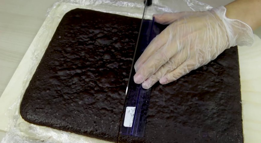 Торт танк: Для приготовления торта нужно испечь бисквит размером 25 х 35 см. Это может быть шифоновый бисквит или бисквит на кефире, белый или шоколадный
