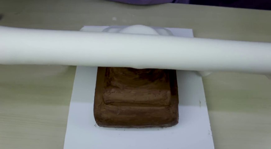 Торт танк: Выкладываем лист мастики на торт.