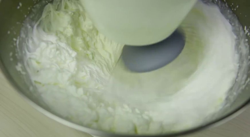 Торт танк: Готовим крем. Охлаждённые сливки взбиваем с сахарной пудрой до плотной пышной пены. Затем снижаем скорости миксера на минимум и в несколько