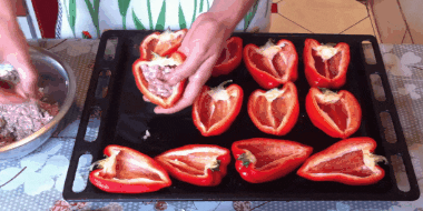 Как запечь фаршированные перцы в духовке