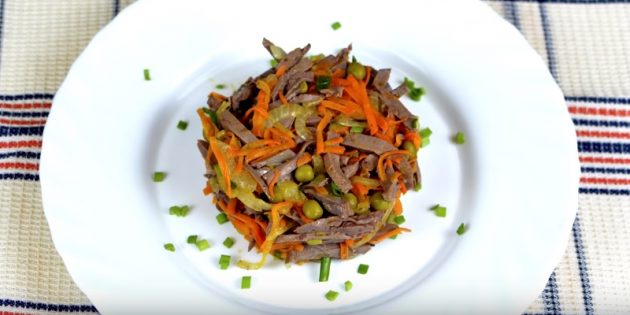 Салат с консервированным горошком, морковью и куриными сердечками