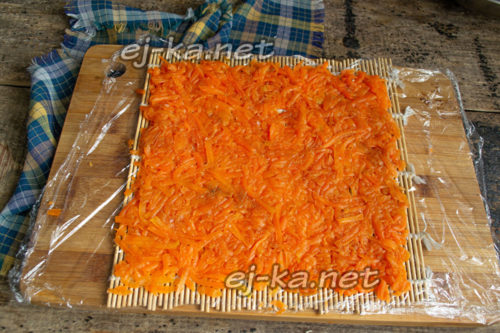 на пищевой пленке слой моркови