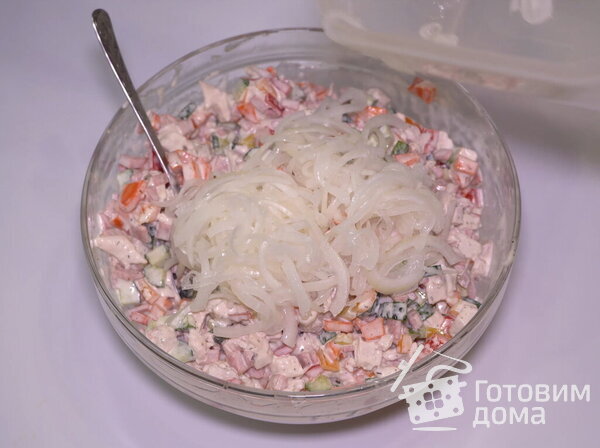 Салат с курицей и маринованным луком фото к рецепту 10
