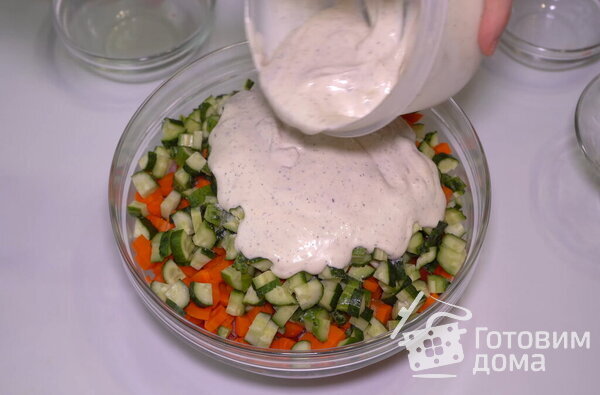 Салат с курицей и маринованным луком фото к рецепту 4