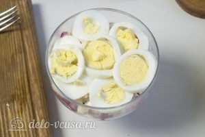 Куриный салат с маринованным луком: Добавить яйца