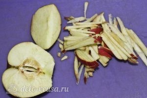 Салат Коул Слоу с капустой: Нарезаем яблоко
