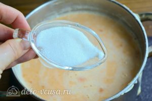 Рисовая каша с тыквой на молоке: Добавьте соль и сахар