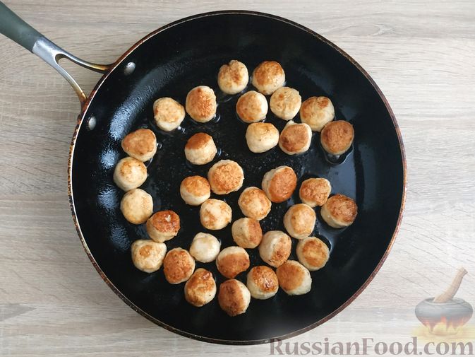 Фото приготовление рецепта: Фрикадельки с картофелем в духовке шаг №8