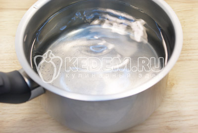 В кастрюле вскипятить 2,5 -3 литра воды. Добавить картофель и рис, варить до готовности