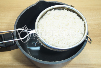 Рис отварить до полу готовности, промыть и откинуть на сито.