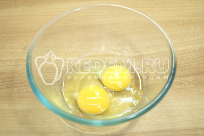 В миске взбить яйца.