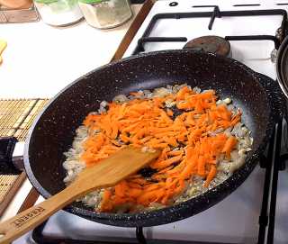 Как только лук обжарится, добавляем к нему морковь и будем жарить, всё вместе, ещё 3-4 минуты.