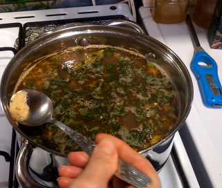 С поверхности супа снимаем пенку, накрываем кастрюлю крышкой, добавляем сильный огонь и варим суп в течение 30 секунд.
