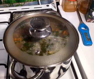 Затем выключаем огонь и не снимая кастрюлю с конфорки, даем настоятся супу в течение 5 минут.
