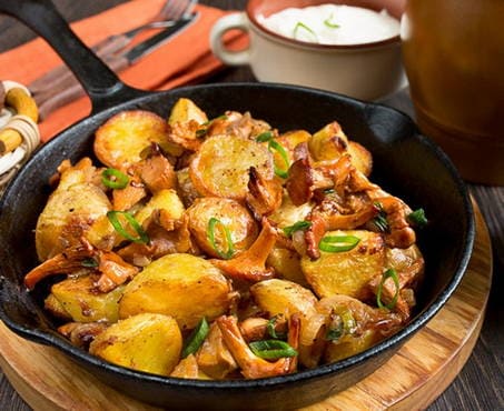 Лисички жареные с картошкой - 5 рецептов приготовления с фото пошагово