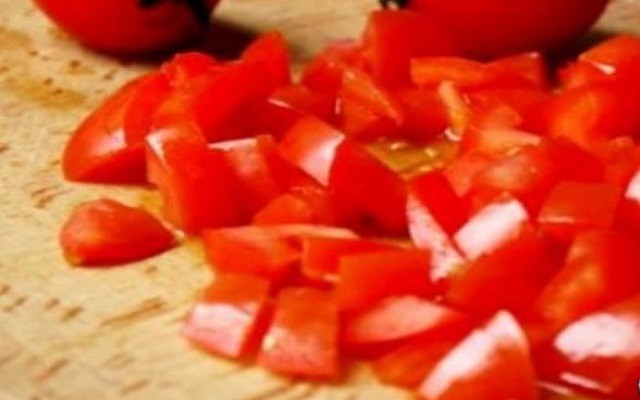 нарезать кубиками помидоры