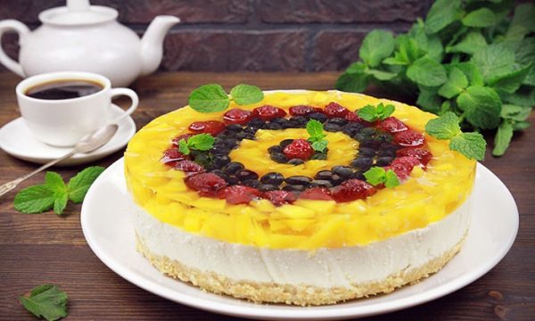 Торт из творога и печенья с ягодами