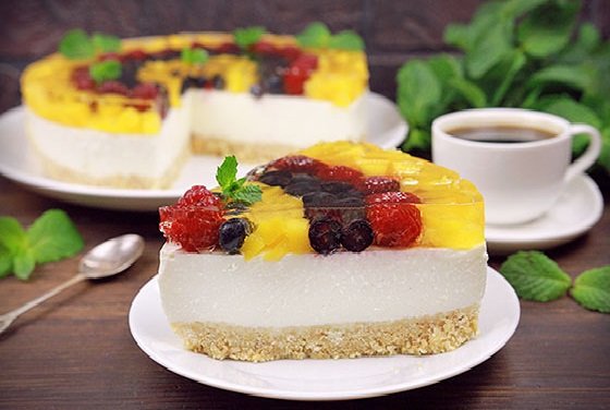Кусочек торта с ягодами и желе