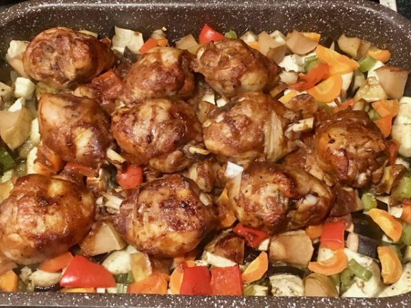 Готовая курица с овощами в духовке