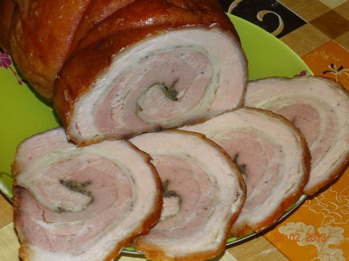Вкусное блюдо для праздничного стола: рецепты приготовления рулета из свиной брюшины