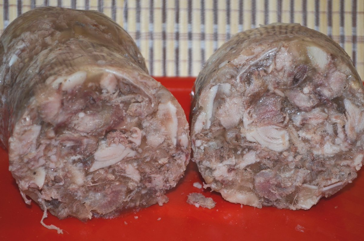 Мясо из свиных голов в домашних