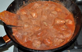 Заливаем мясо соусом. Если надо – добавляем немного кипятка, солим и перчим. После закипания свинина тушится под крышкой (и на слабом огне) до мягкости – от 15-20 до 40-45 минут.