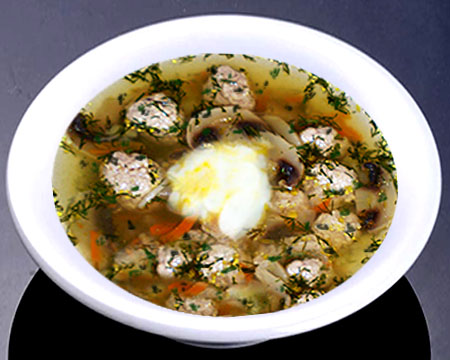 Грибной суп с фрикадельками в тарелке