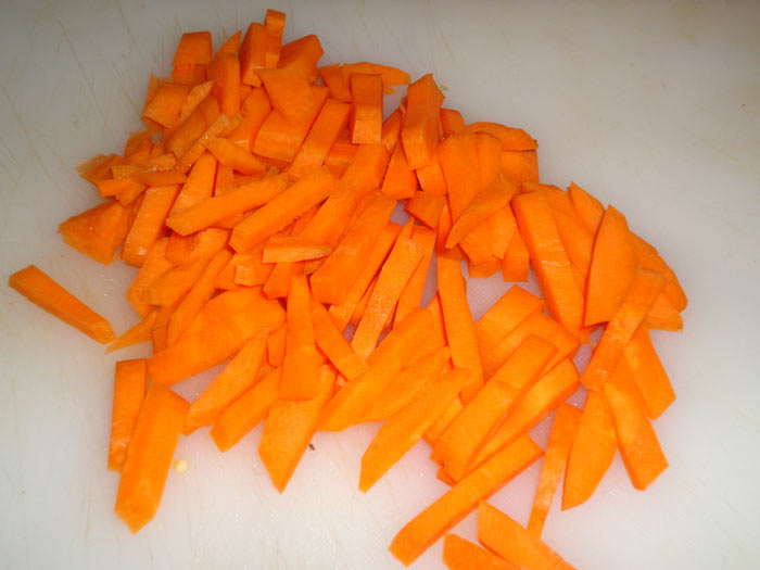 нарезать морковку