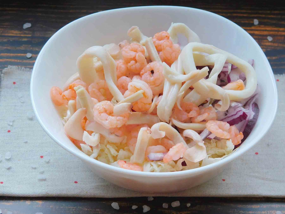 Рецепт вкусного салата с кальмарами креветками