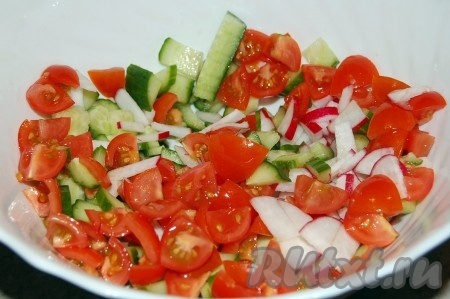 Смешиваем в салатнице мелко нарезанные  овощи (огурец, редиску и помидор).
