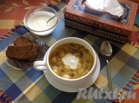 Подаём вкусный и сытный суп со сметаной и домашним ржаным хлебом.
