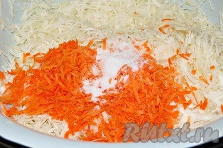 Натереть на крупной терке морковь и вместе с солью добавить к капусте.