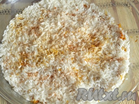 Рис промыть. В форму для запекания выложить куриное филе с овощами. Сверху выложить рис и разровнять. Добавить карри, перец и соль.
