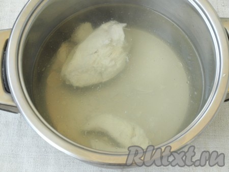 Куриное филе  хорошо помыть, залить холодной водой и сварить до готовности.
