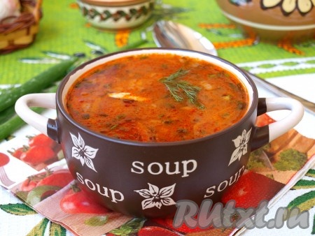 Разлить суп по порциям, по желанию в тарелку можно ещё добавить свежую зелень. Томатный суп с рисом получается очень вкусным. 
