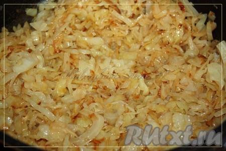 Для приготовления начинки нашинковать капусту и потушить на сковороде с разогретым растительным маслом до готовности.
