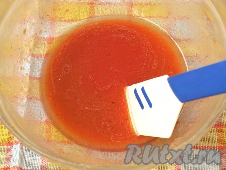 К томатному соку добавить подсолнечное масло, сахар, чёрный молотый перец и соль, хорошо перемешать.
