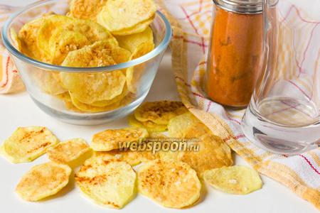 Фото рецепта Картофельные чипсы с паприкой в микроволновке