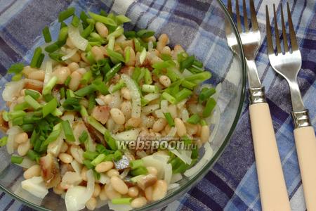 Фото рецепта Салат из фасоли с сельдью и луком