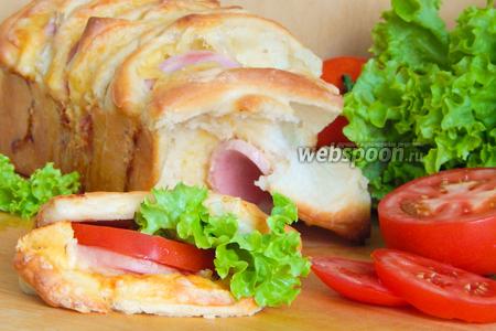 Фото рецепта Холостяцкий хлеб-бутерброд с колбасой и сыром