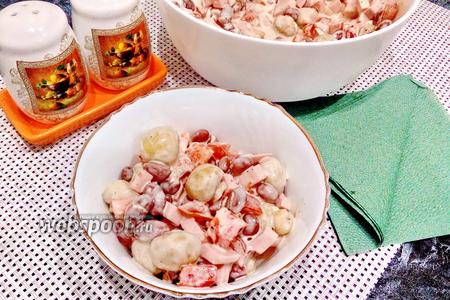 Фото рецепта Салат с маринованными шампиньонами и помидорами