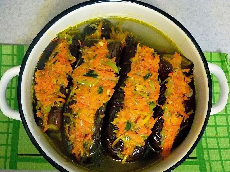 Вкусный рецепт баклажан по корейски. Квашеные баклажаны фаршированные морковью. Баклажаны, фаршированные морковью, квашенные. Квашеные баклажаны фарширо капустой и морковью. Синенькие фаршированные морковью.