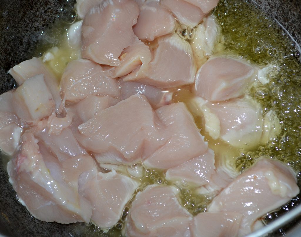 Фото рецепта - Гречневая каша с куриным филе, в казане - шаг 2