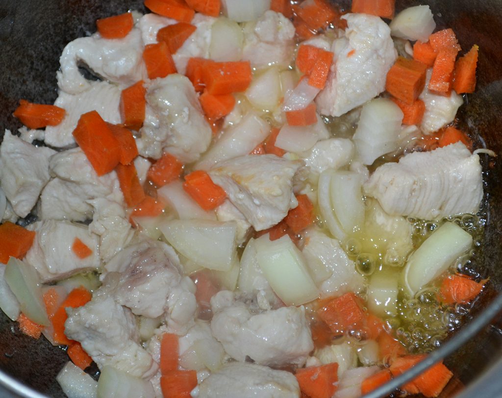 Фото рецепта - Гречневая каша с куриным филе, в казане - шаг 3