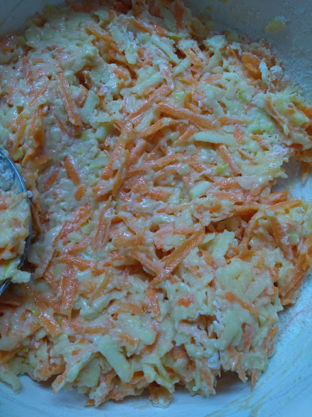 Фото рецепта - Оладьи морковно-яблочные - шаг 2